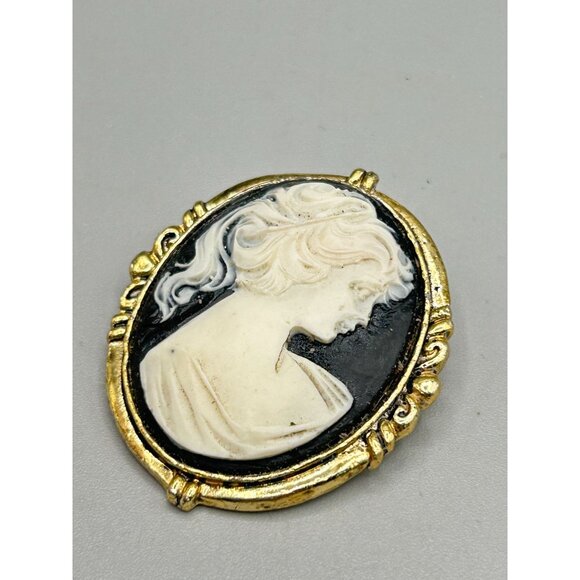 Vintage Resin Cameo Brooch Black and White Lady Profile on Gold Tone Setting - Picture 4 of 6